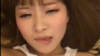 妹子表演叫@床 销#魂的表情