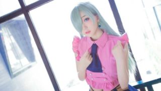 女孩cosplay打扮在地铁遭大妈怼: 不务正业, 带坏小孩!
