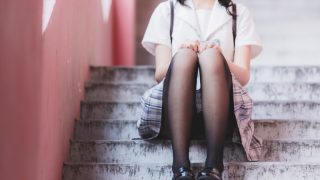 上学啦，背起小书包踏上路途啦