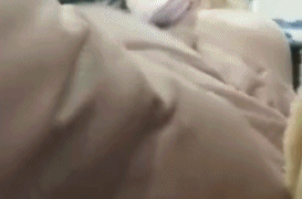 一对情侣在课堂上打起来了。