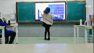 一名高一年级的物理老师在课间表演舞蹈活跃气氛 ​​​​