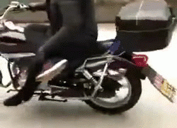 男子翘二郎腿单手骑摩托 人仰车翻手臂大腿摔骨折
