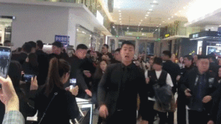 作为一个守法公民，如果你正常的逛商场，突然被人用手指着呵斥着让往边上靠。。。你心里会怎么想？