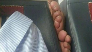 该怎么对付这种没素质的人？给他涂个指甲油？