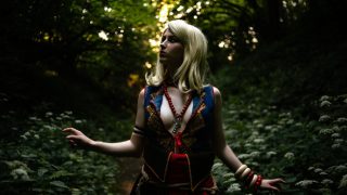 美女Cos《巫师3》女术士凯拉·梅兹 美貌动人身材出众