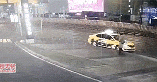 被失控轮胎撞伤