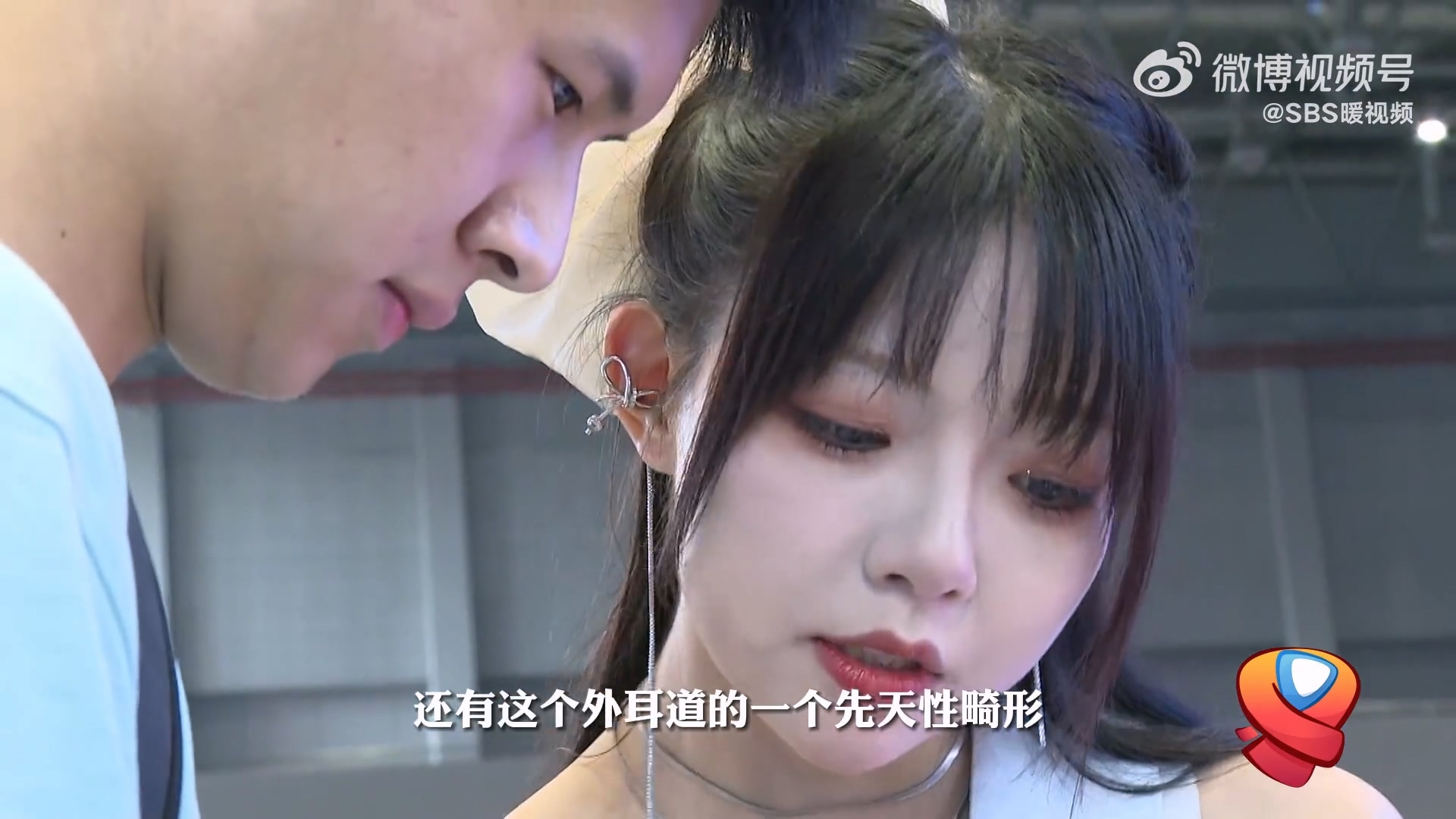 “二次元”的光！男生当面感谢跪地急救的cos服小姐姐