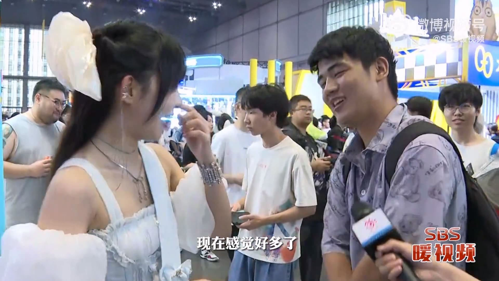 “二次元”的光！男生当面感谢跪地急救的cos服小姐姐