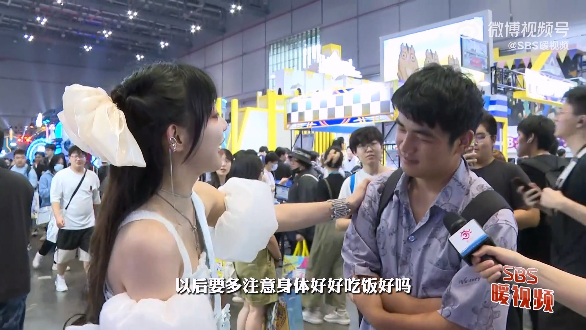 “二次元”的光！男生当面感谢跪地急救的cos服小姐姐