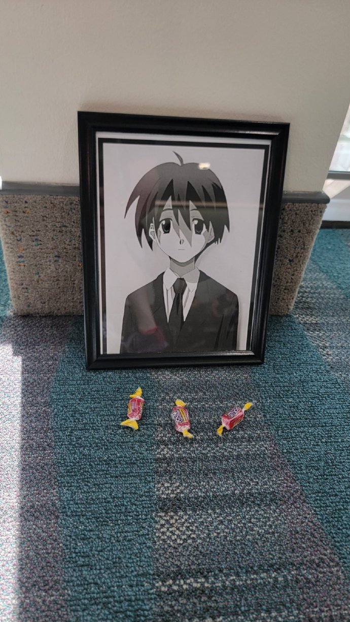 Anime Expo 2023 会展上大伙纷纷给诚哥的遗像献上贡品。