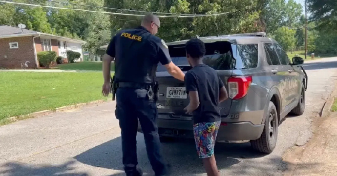 黑人小伙打零工被居民举报，出警探员直接给他一个惊喜