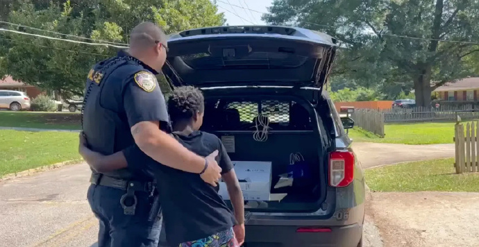 黑人小伙打零工被居民举报，出警探员直接给他一个惊喜