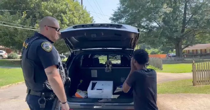 黑人小伙打零工被居民举报，出警探员直接给他一个惊喜