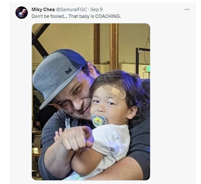 《街霸6》选手抱着孩子打比赛，还获得了冠军