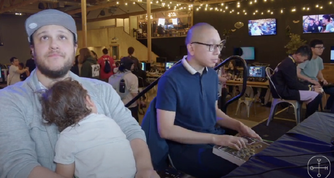 《街霸6》选手抱着孩子打比赛，还获得了冠军