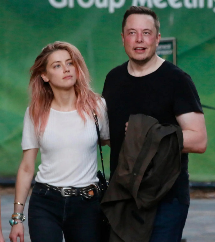 啊？马斯克让前女友“艾梅柏·希尔德”COS“天使”