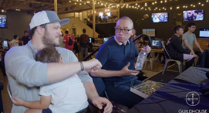 《街霸6》选手抱着孩子打比赛，还获得了冠军